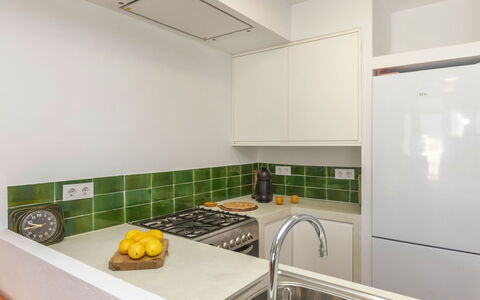 La Carbonera: Keuken, Toestel Van De Keuken, Countertop, Interieur Ontwerp, Major Appliance, Muur, Fornuis, Flooring, Plafond, Gasfornuis