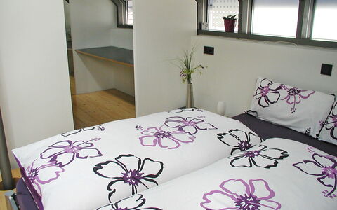 Albergo Centro: Bed, Slaapkamer, Laken, Purper, Kamer, Bed Frame, Meubilair, Roze, Bedding, Interieur Ontwerp