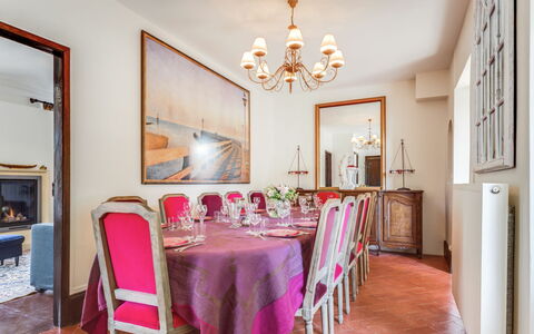 Le Cyclamen: Fotolijst, Meubilair, Tafel, Decoratie, Stoel, Hout, Interieur Ontwerp, Gebouw, Flooring, Hal