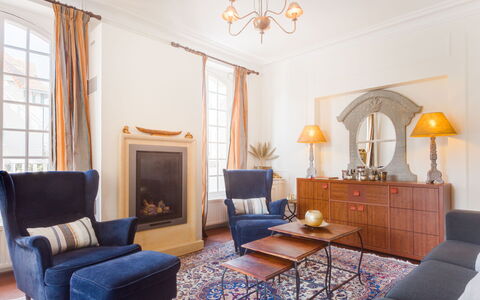 Le Cyclamen: Meubilair, Eigendom, Fotolijst, Bankstel, Tafel, Azure, Venster, Comfort, Hout, Verlichting