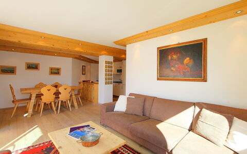 Chesa Sül Muot: Kamer, Eigendom, Meubilair, Woonkamer, Gebouw, Interieur Ontwerp, Tafel, Huis, Onroerend Goed, Plafond
