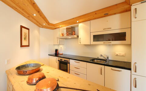 Chesa Sül Muot: Countertop, Kamer, Eigendom, Keuken, Meubilair, Cabinetry, Interieur Ontwerp, Gebouw, Huis, Plafond