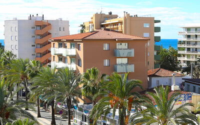 Salou 200: Lucht, Wolk, Gebouw, Dag, Eigendom, Fabriek, Venster, Azure, Boom, Infrastructuur