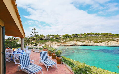 Cala Mendia Sea Views: Lucht, Wolk, Water, Fabriek, Meubilair, Blauw, Badplaats, Gebouw, Stoel, Zwembad