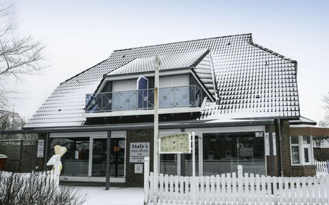 Norddeich 100: Lucht, Gebouw, Venster, Fabriek, Huis, Veranda, Boom, Verblijf, Hek, Facade