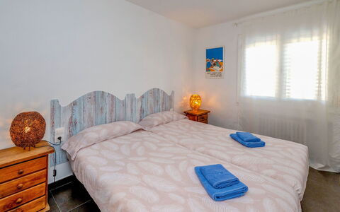 Blaumar: Meubilair, Eigendom, Comfort, Azure, Hout, Textiel, Venster, Interieur Ontwerp, Bed, Verdieping