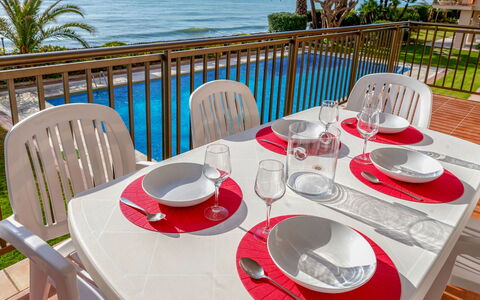 Blaumar: Tafel, Meubilair, Tableware, Water, Eigendom, Lucht, Stoel, Dishware, Fabriek, Buitentafel