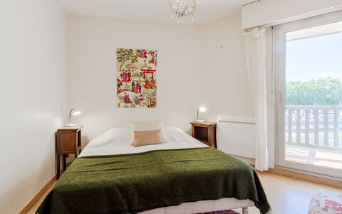Touques Rives: Bed, Interieur Ontwerp, Meubilair, Verdieping, Slaapkamer, Flooring, Muur, Bedding, Laken, Hout