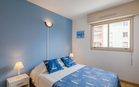Les Terres Marines: Eigendom, Meubilair, Gebouw, Venster, Comfort, Azure, Hout, Verlichting, Schaduw, Hoofdkussen