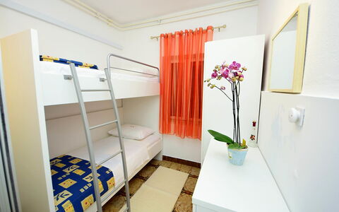 Marija: Kamer, Eigendom, Meubilair, Interieur Ontwerp, Badkamer, Huis, Gebouw, Bed, Herberg, Verdieping