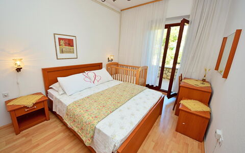 Marija: Slaapkamer, Bed, Meubilair, Kamer, Eigendom, Laken, Bed Frame, Bedding, Verdieping, Interieur Ontwerp