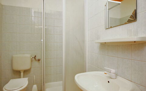 Lago: Badkamer, Eigendom, Kamer, Tegel, Muur, Loodgieterswerkinrichting, Architectuur, Badkamer Accessoire, Interieur Ontwerp, Kraan