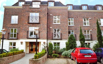 Dublin 200: Wolk, Fabriek, Auto, Gebouw, Lucht, Venster, Eigendom, Voertuig, Wiel