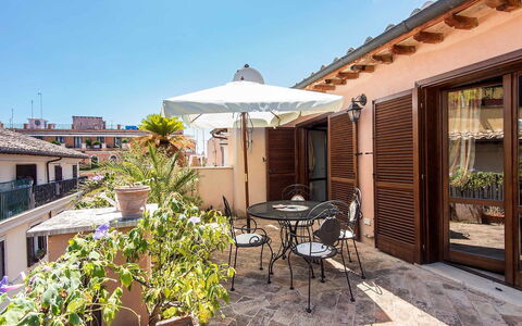 Charming Terrace: Eigendom, Onroerend Goed, Gebouw, Huis, Huis, Patio, Woongebied, Dak, Landgoed, Facade