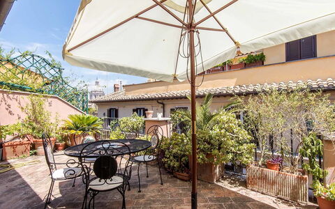 Charming Terrace: Eigendom, Onroerend Goed, Woongebied, Gebouw, Dak, Huis, Lucht, Huis, Architectuur, Appartement