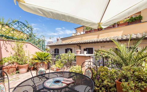 Charming Terrace: Eigendom, Onroerend Goed, Gebouw, Huis, Woongebied, Huis, Backyard, Dak, Vakantie, Binnenplaats