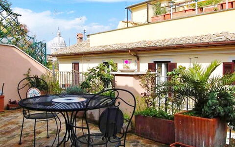 Charming Terrace: Eigendom, Gebouw, Huis, Onroerend Goed, Huis, Patio, Binnenplaats, Balkon, Appartement, Kamer