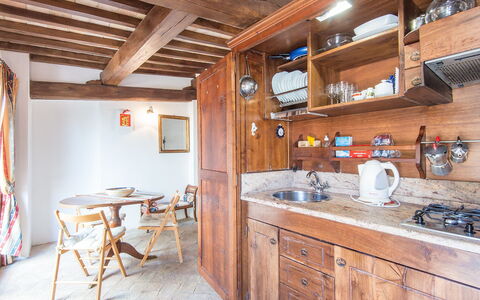 Charming Terrace: Eigendom, Kamer, Gebouw, Meubilair, Onroerend Goed, Huis, Plafond, Interieur Ontwerp, Keuken, Huis