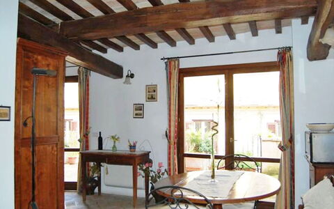 Charming Terrace: Kamer, Eigendom, Gebouw, Plafond, Meubilair, Straal, Huis, Interieur Ontwerp, Architectuur, Tafel