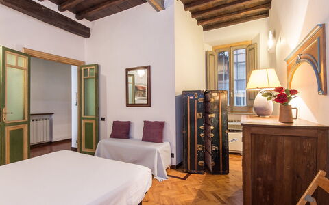 Navona: Kamer, Meubilair, Eigendom, Slaapkamer, Plafond, Bed, Gebouw, Interieur Ontwerp, Laken, Bed Frame