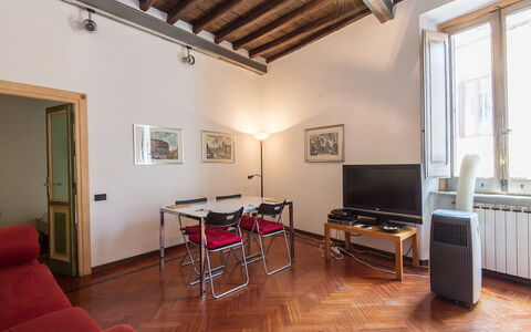 Navona: Gebouw, Kamer, Eigendom, Verdieping, Houten Vloer, Meubilair, Plafond, Interieur Ontwerp, Laminaatvloer, Hardwood