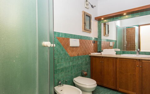 Navona: Spiegel, Loodgieterswerkinrichting, Wastafel, Wastafel In De Badkamer, Kraan, Badkamerkast, Badkamer, Cabinetry, Wc Bril, Purper