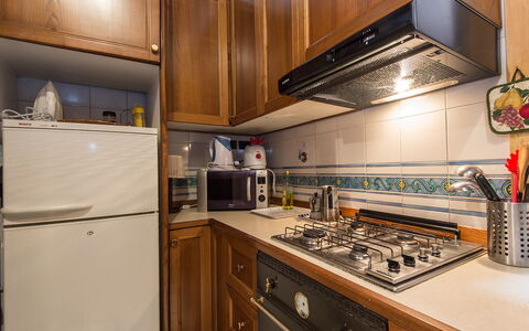 Navona: Cabinetry, Countertop, Eigendom, Meubilair, Toestel Van De Keuken, Gasfornuis, Fornuis, Keuken, Huishoudapparatuur, Hout