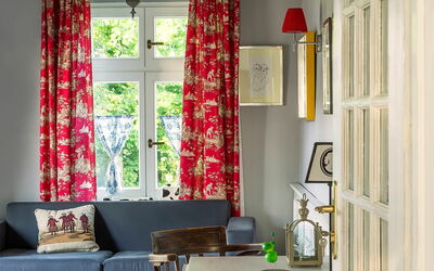 Blanki 1: Gordijn, Interieur Ontwerp, Rood, Kamer, Woonkamer, Venster Behandeling, Groen, Raambekleding, Geel, Textiel
