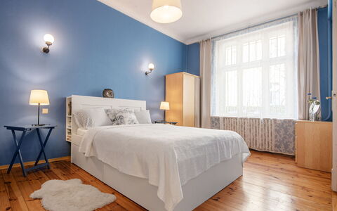 Chopina: Bed, Meubilair, Interieur Ontwerp, Slaapkamer, Muur, Flooring, Verdieping, Hout, Bedding, Plafond