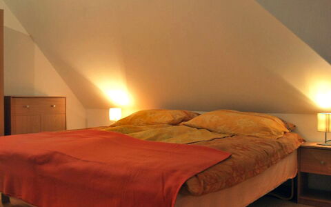 Borowikowa: Slaapkamer, Bed, Meubilair, Laken, Kamer, Bedding, Eigendom, Bed Frame, Muur, Matras