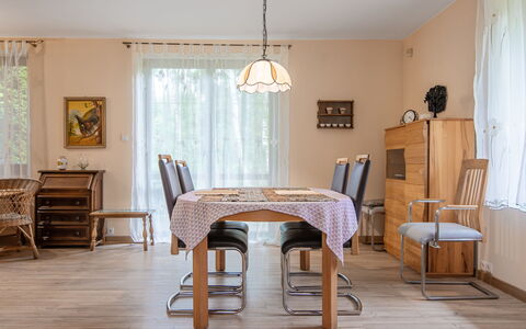 Borowikowa: Meubilair, Interieur Ontwerp, Flooring, Verdieping, Stoel, Hout, Tafel, Houten Vloer, Keuken En Eettafel, Eetkamer