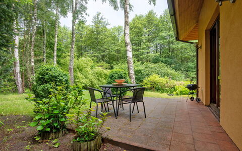 Borowikowa: Groen, Meubilair, Tuin, Buitenmeubels, Stoel, Buitentafel, Schaduw, Groundcover, Backyard, Flagstone