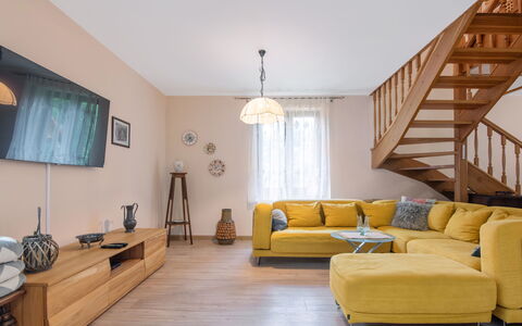 Borowikowa: Meubilair, Interieur Ontwerp, Bankstel, Flooring, Verdieping, Muur, Woonkamer, Houten Vloer, Hout, Kamer