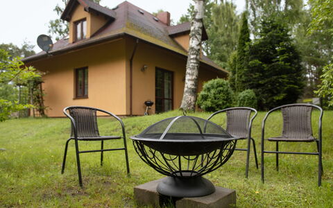 Borowikowa: Meubilair, Buitenmeubels, Stoel, Tuin, Buitentafel, Gazon, Schaduw, Backyard, Werf, Landscaping