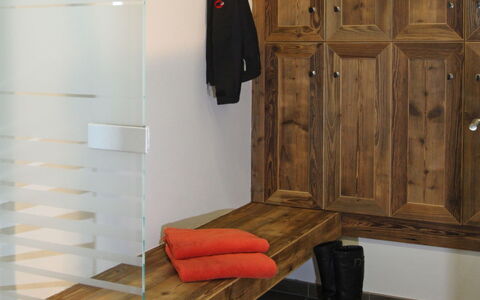 Leukerbad 200: Eigendom, Cabinetry, Hout, Interieur Ontwerp, Verdieping, Flooring, Materiële Goederen, Hardwood
