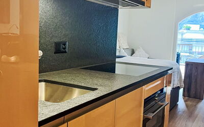 B05 200.7: Cabinetry, Countertop, Eigendom, Gootsteen, Wastafel, Keuken, Toestel Van De Keuken, Hout, Fornuis, Verlichting