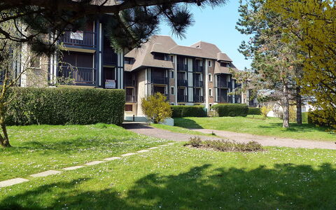 Le Garden Fleuri: Fabriek, Eigendom, Gebouw, Venster, Lucht, Boom, Schaduw, Land Lot, Huis, Vegetation