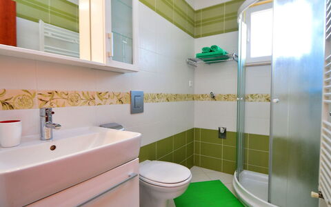 Vodice Tribunj 104: Badkamer, Eigendom, Groen, Kamer, Interieur Ontwerp, Tegel, Architectuur, Gebouw, Bad, Onroerend Goed