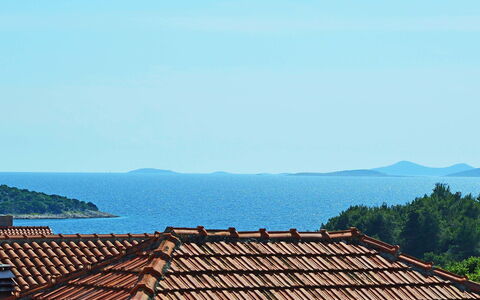 Vodice Tribunj 104: Dak, Lucht, Architectuur, Heuvel Station, Boom, Heuvel, Landelijk Gebied, Zonlicht, Wolk, Toerisme