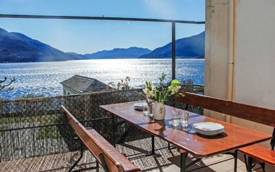 Brissago 360: Lucht, Water, Tafel, Meubilair, Eigendom, Fabriek, Bloempot, Bloem, Azure, Hout