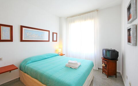 Cabo Mar: Slaapkamer, Kamer, Meubilair, Bed, Eigendom, Laken, Bed Frame, Interieur Ontwerp, Muur, Bedding
