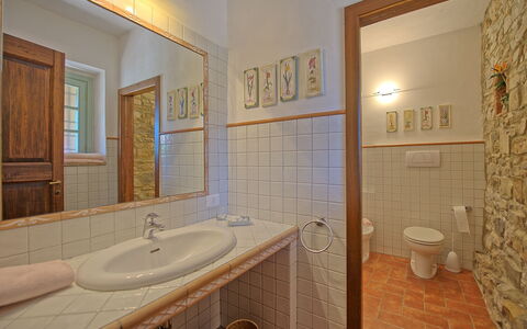 San Donato: Badkamer, Eigendom, Kamer, Interieur Ontwerp, Gebouw, Onroerend Goed, Muur, Huis, Tegel, Verdieping