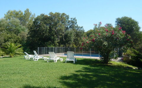 Cassou: Gazon, Eigendom, Tuin, Werf, Backyard, Gras, Land Lot, Meubilair, Huis, Boom