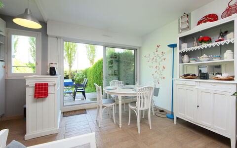Le Garden: Tafel, Venster, Cabinetry, Keuken, Interieur Ontwerp, Gebouw, Verdieping, Kamerplant, Hout, Stoel