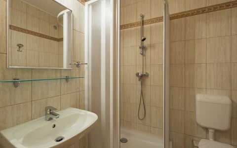 Catalpa: Muur, Flooring, Wastafel In De Badkamer, Verdieping, Loodgieterswerkinrichting, Interieur Ontwerp, Badkamer, Wastafel, Kamer, Loodgieter