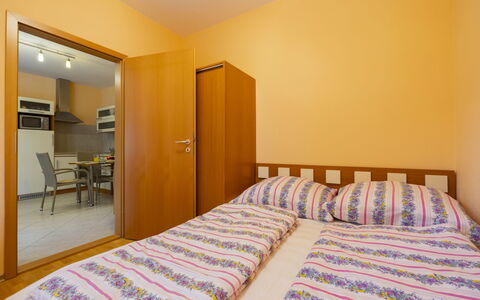 Catalpa: Slaapkamer, Interieur Ontwerp, Bed, Kamer, Verdieping, Meubilair, Laken, Flooring, Bedding, Bed Frame
