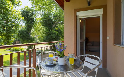 Catalpa: Meubilair, Stoel, Buitenmeubels, Beits, Buitentafel, Schaduw, Hardwood, Keuken En Eettafel, Werf, Backyard