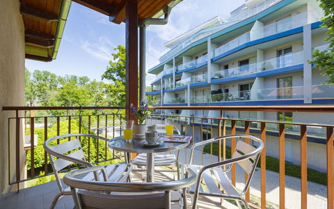 Catalpa: Blauw, Balkon, Schaduw, Buitenmeubels, Eco Hotel, Toevlucht, Veranda, Hotel, Kamerplant