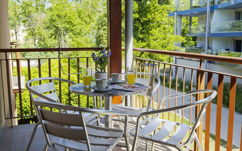 Catalpa: Meubilair, Stoel, Buitenmeubels, Veranda, Balkon, Schaduw, Buitentafel, Dek, Eco Hotel, Beits