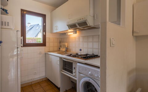 Villers sur Mer 201: Eigendom, Cabinetry, Wasdroger, Keuken, Fornuis, Wasmachine, Huishoudapparatuur, Countertop, Toestel Van De Keuken, Kamerplant
